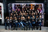 Adriana_Lima_2014_Victoria_Secret_Fashion_IOVJeIupDhLx.jpg
