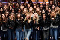 Adriana_Lima_2014_Victoria_Secret_Fashion_WvuhbGYwScCx.jpg