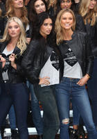 Adriana_Lima_2014_Victoria_Secret_Fashion_tSV6emteebBx.jpg