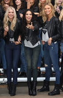 Adriana_Lima_2014_Victoria_Secret_Fashion_vrcDJ1aPcREx.jpg
