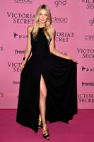 Eniko_Mihalik_Arrivals_Victoria_Secret_Fashion_MxoYQ1MwgFzx.jpg