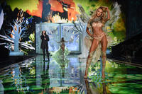 Candice_Swanepoel_Victoria_Secret_Fashion_7_Ik_m_B.jpg