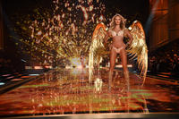 Candice_Swanepoel_Victoria_Secret_Fashion_FR3_Ca.jpg