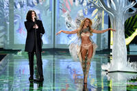 Candice_Swanepoel_Victoria_Secret_Fashion_s_WLJc5.jpg