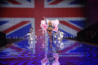 Elsa_Hosk_Victoria_Secret_Fashion_Show_n_Krwl_YWEr.jpg