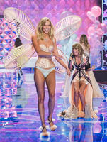 Taylor_Swift_Karlie_Kloss_2014_Victoria_Secret_Show__1_.jpg