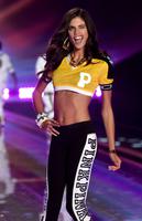 sara_sampaio_2014_victoria_s_secret_fashion_show_runway_in_london_1.jpg