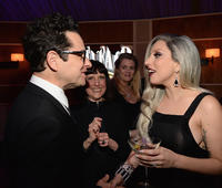 54eb36168a2fdf6464602484_oscar_party_2015_inside_jj_abrams_gaga.jpg