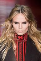 Natasha_Poly_Versace_FW15.16_Milan_details_11h.jpg