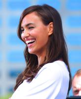 irina_shayk_on_the_set_of_extra_in_los_angeles_6.jpg