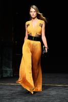 alessandra_ambrosio_balmain_runway_show_in_paris_march_2015_3.jpg