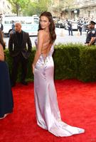 1808679_irina_shayk_assiste_au_met_gala_2015_950x0_2.jpg