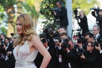 doutzen_kroes_at_premiere_of_gods_and_men_in_cannes_2010_16.jpg