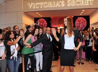 vs_toronto_store_signing_008.jpg