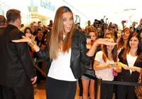 vs_toronto_store_signing_016.jpg