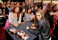 vs_toronto_store_signing_018.jpg