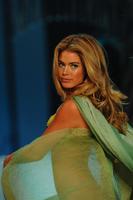 doutzen_kroes_2008_victorias_secret_fashion_show_02.jpg
