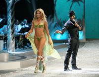 kroes_doutzen_2008_nov_vsshow7.jpg