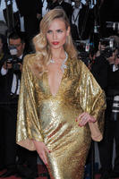 natasha_poly_a_la_montee_des_marches_de_the_sea_of_trees.jpg