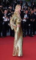 natasha_poly_egerie_l_oreal_paris_porte_une_robe_michael_kors_avec_des_bijoux_boucheron_et_des_giuseppe_zanotti.jpg