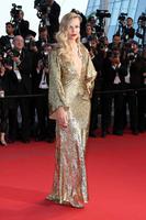 todas_las_fotos_de_celebrities_y_alfombra_roja_de_la_edicion_68_del_festival_de_cine_de_cannes_2015_con_sienna_miller_natalie_portman_cate_blanchett__239234748_800x.jpg