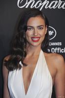 1824708_irina_shayk_soir_eacute_e_chopard_gold_950x0_1.jpg