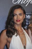 1824715_irina_shayk_soir_eacute_e_chopard_gold_950x0_1.jpg