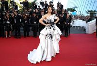 50650_aishwarya_rai_divina_sul_red_carpet_di_1000x0_2.jpg