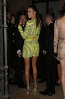 alessandra_ambrosio_arrives_at_amfar_gala_in_milan_09_26_2015_4.jpg