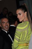 alessandra_ambrosio_arrives_at_amfar_gala_in_milan_09_26_2015_5.jpg