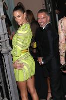 alessandra_ambrosio_arrives_at_amfar_gala_in_milan_09_26_2015_6.jpg
