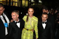 alessandra_ambrosio_arrives_at_amfar_gala_in_milan_09_26_2015_9.jpg