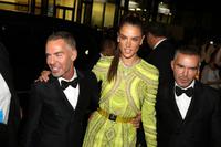alessandra_ambrosio_arrives_at_amfar_gala_in_milan_09_26_2015_10.jpg