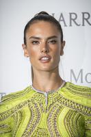 alessandra_ambrosio_amfar_milano_2015_092615_image_001.jpg
