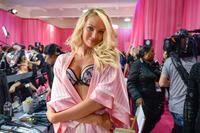 Candice_Swanepoel_at_the_2015_Victoria_s_Secret_Fashion_Show_03.jpg