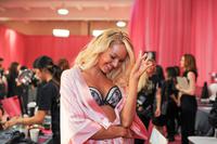 Candice_Swanepoel_at_the_2015_Victoria_s_Secret_Fashion_Show_08.jpg