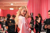 Candice_Swanepoel_at_the_2015_Victoria_s_Secret_Fashion_Show_09.jpg