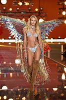 Candice_Swanepoel_2015_Victorias_Secret_Fashion_Show_NYC_224.jpg