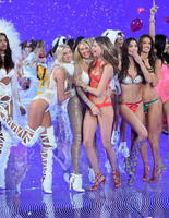 lily_aldridge_2015_victorias_secret_fashion_show_runway_111015_image_009.jpg