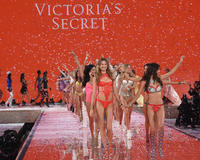 lily_aldridge_2015_victorias_secret_fashion_show_runway_111015_image_011.jpg