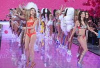 lily_aldridge_2015_victorias_secret_fashion_show_runway_111015_image_013.jpg