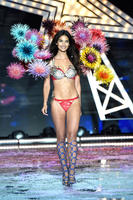 lily_aldridge_2015_victorias_secret_fashion_show_runway_111015_image_003.jpg