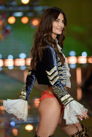 lily_aldridge_2015_victorias_secret_fashion_show_runway_111015_image_004.jpg