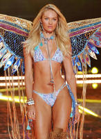 Candice_Swanepoel__at_the_2015_Victoria_s_Secret_Fashion_Show_03.jpg