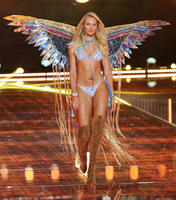 Candice_Swanepoel__at_the_2015_Victoria_s_Secret_Fashion_Show_04.jpg