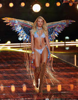 Candice_Swanepoel__at_the_2015_Victoria_s_Secret_Fashion_Show_05.jpg
