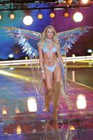 Candice_Swanepoel__at_the_2015_Victoria_s_Secret_Fashion_Show_06.jpg