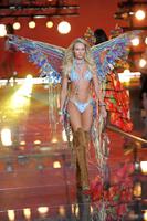Candice_Swanepoel__at_the_2015_Victoria_s_Secret_Fashion_Show_07.jpg