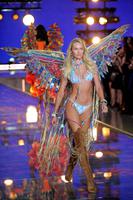 Candice_Swanepoel__at_the_2015_Victoria_s_Secret_Fashion_Show_08.jpg