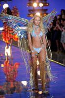 Candice_Swanepoel__at_the_2015_Victoria_s_Secret_Fashion_Show_09.jpg